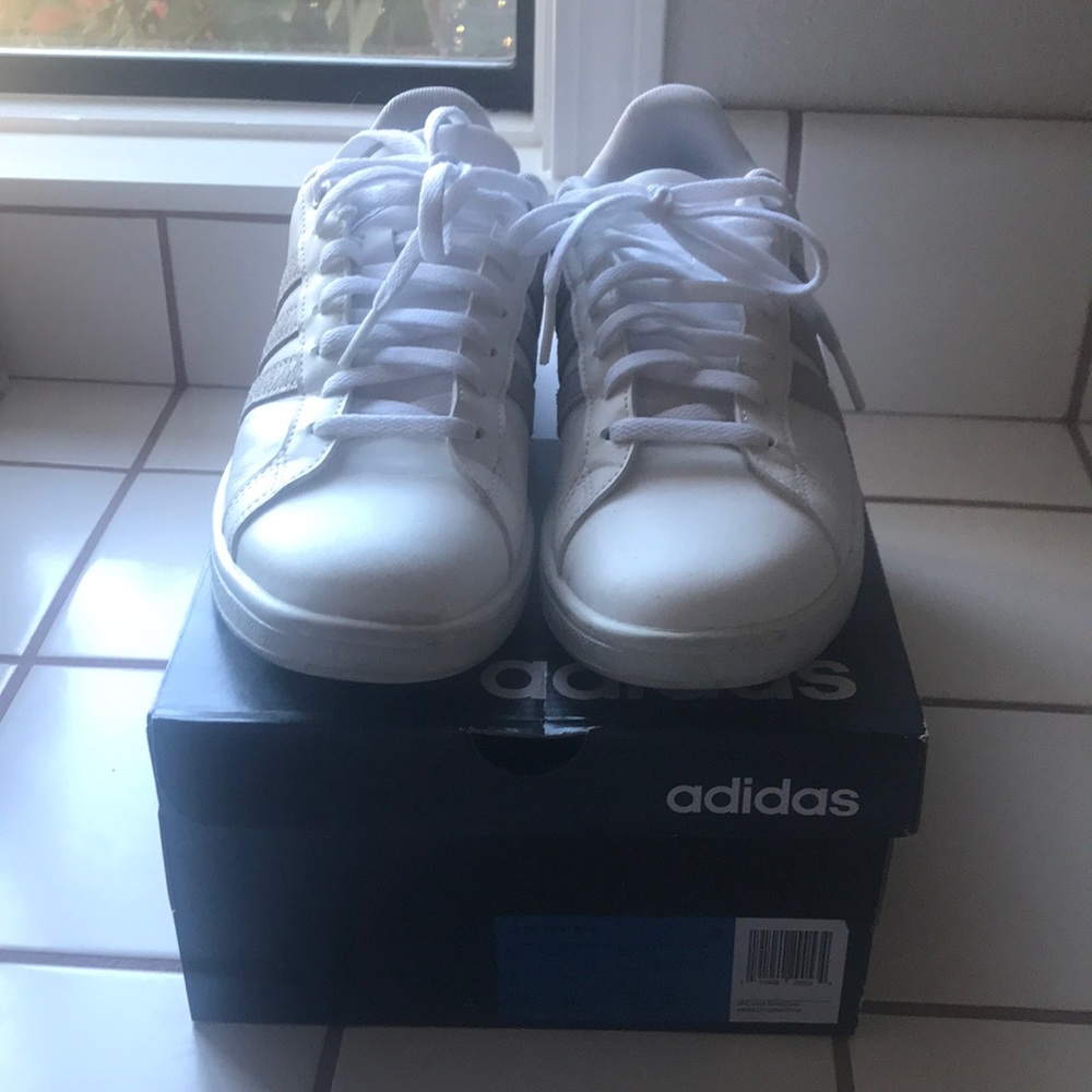 Adidas CF Advantage size 8 white w/grey stripes